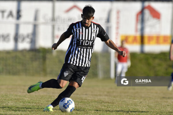 Hamilton Pereira, de Río Negro. 21ª Copa Nacional de Clubes. Estadio Álvaro Pérez.