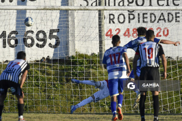 Matías Tábares, de Libertad. 21ª Copa Nacional de Clubes. Estadio Álvaro Pérez.