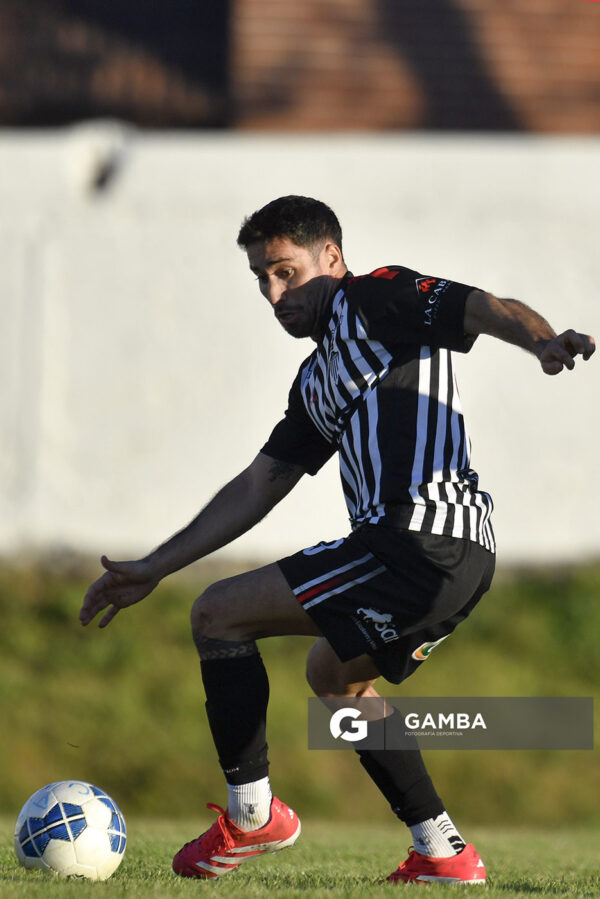 Lucas Lemos, de Río Negro. 21ª Copa Nacional de Clubes. Estadio Álvaro Pérez.