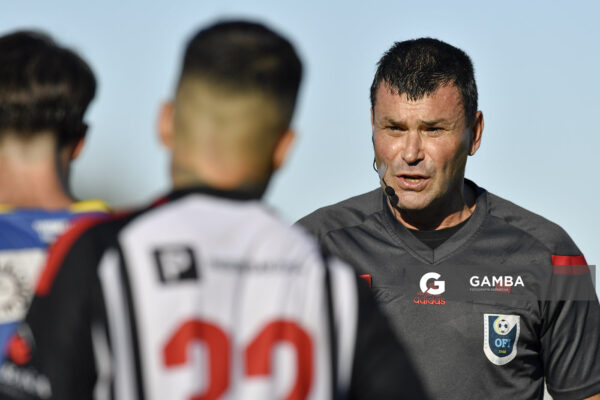 Cristian Bouvier, árbitro central. 21ª Copa Nacional de Clubes. Estadio Álvaro Pérez.