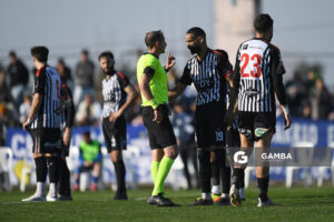 Fernando Martínez, árbitro central. 21ª Copa Nacional de Clubes. Estadio Casto Martínez Laguarda.