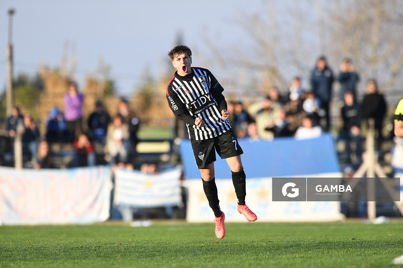 Enzo Cabrera, de Río Negro. 21ª Copa Nacional de Clubes. Estadio Casto Martínez Laguarda.