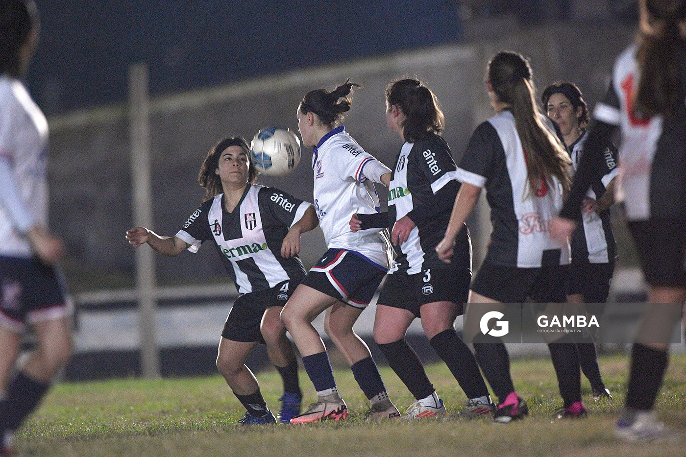 Matilde Braga, de Central. Sofía Rodríguez, de Nacional. 23ª Copa Nacional de Fútbol Femenino. Parque Camunda Gil.