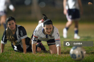 Patricia Bonifacini, de Central. Sofía Rodríguez, de Nacional. 23ª Copa Nacional de Fútbol Femenino. Parque Camunda Gil.