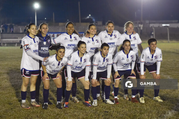 Titulares de Nacional. Sofía Rodríguez, capitana. Camila Denis, golera. 23ª Copa Nacional de Fútbol Femenino. Parque Camunda Gil.