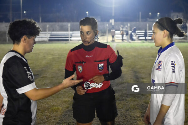 Evelyn Alderette, árbitra central. 23ª Copa Nacional de Fútbol Femenino. Parque Camunda Gil.
