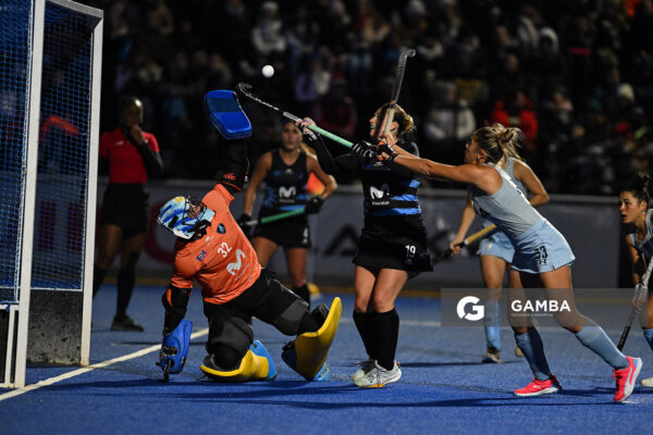María Bate, golera de Uruguay. Zoe Díaz, de Argentina. Copa Panamericana de Hockey. Cancha Celeste.