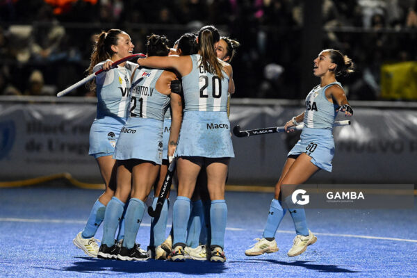 Jugadoras de Argentina luego del segundo gol. Copa Panamericana de Hockey. Cancha Celeste.