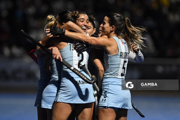 Jugadoras de Argentina luego del tercer gol. Copa Panamericana de Hockey. Cancha Celeste.