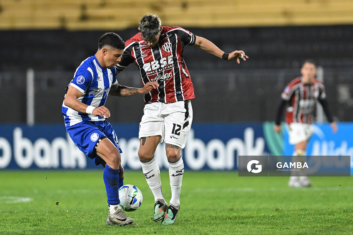 Mario García, de Cerro Largo. Leonardo Heredia, de Central Córdoba. Copa Conmebol Sudamericana. Estadio Campeón del Siglo.