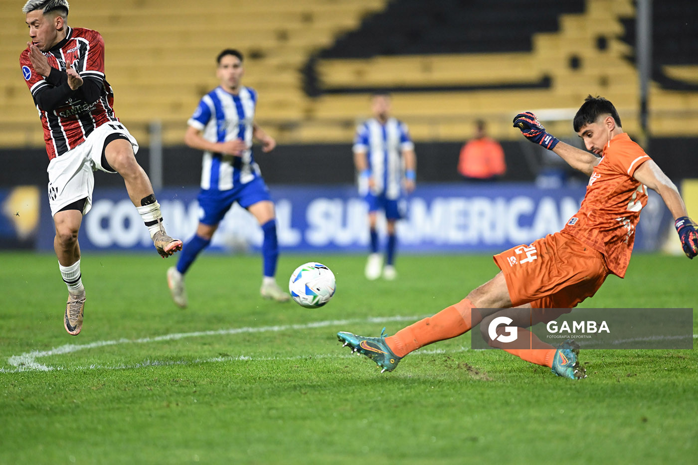 Gino Santilli, golero de Cerro Largo. Copa Conmebol Sudamericana. Estadio Campeón del Siglo.