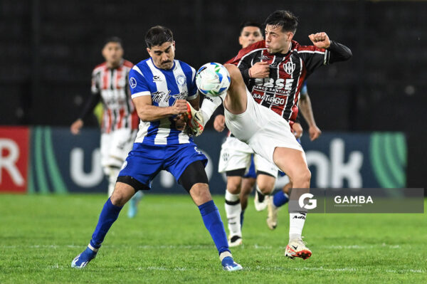 Facundo Bonifazi, de Cerro Largo. Lucas Besozzi, de Central Córdoba. Copa Conmebol Sudamericana. Estadio Campeón del Siglo.