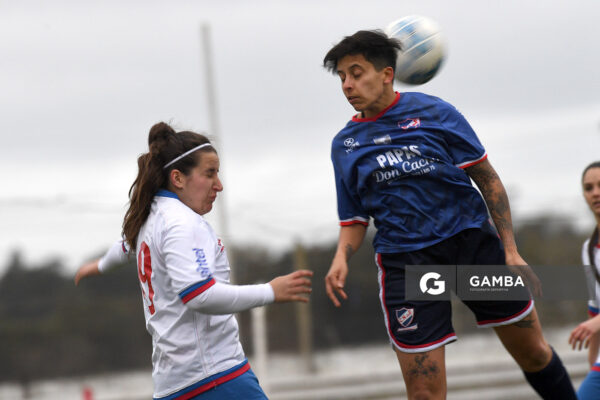 Candela Bruschi, de Nacional. Yanina Leites, de Nacional. 23ª Copa Nacional de Fútbol Femenino. Estadio Campeones Olímpicos.