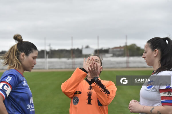 Valentina Pereyra, árbitra central. 23ª Copa Nacional de Fútbol Femenino. Estadio Campeones Olímpicos.