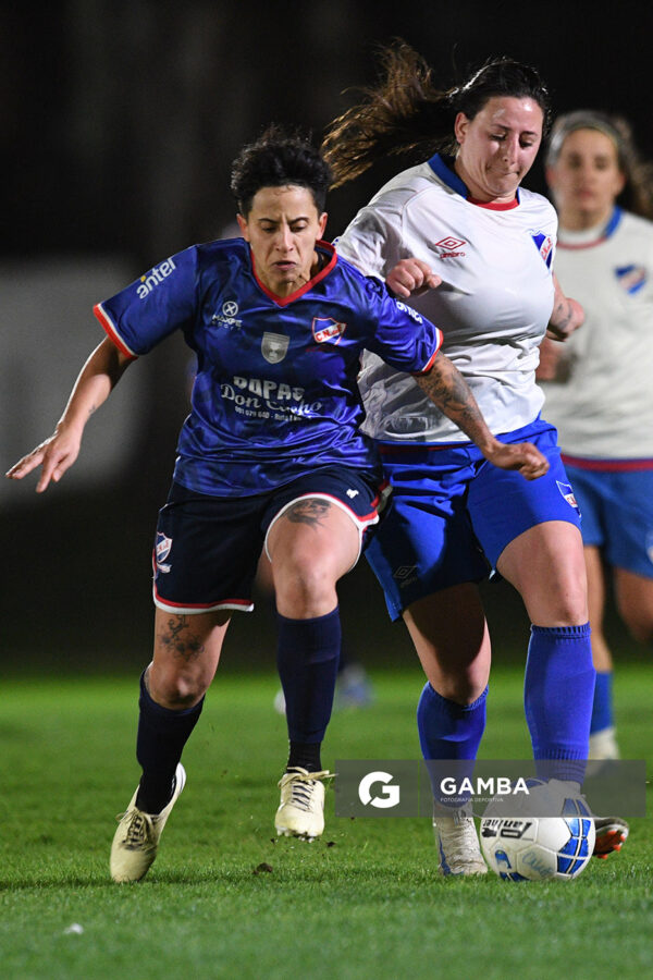 Yanina Leites, de Nacional(SJ). Katia Rodríguez, de Nacional(FLO). 23ª Copa Nacional de Fútbol Femenino. Estadio Campeones Olímpicos.