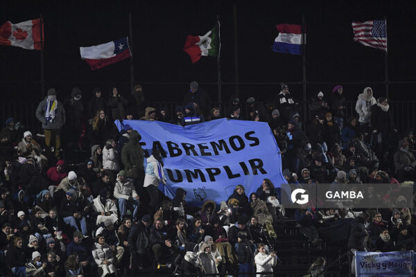 Hinchas de Uruguay. Copa Panamericana de Hockey. Cancha Celeste.