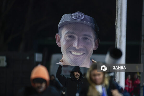 Hinchas cargan con una pancarta con la cara del capitán Diego Laborde. Copa Panamericana de Hockey. Cancha Celeste.