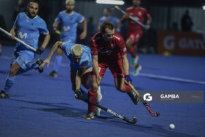 Francisco Garcia, de Uruguay. Christian De Angelis, de Estados Unidos. Copa Panamericana de Hockey. Cancha Celeste.