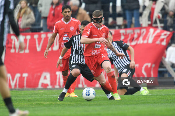 Junior Rodríguez, de Universitario. 21ª Copa Nacional de Clubes. Estadio Casto Martínez Laguarda.