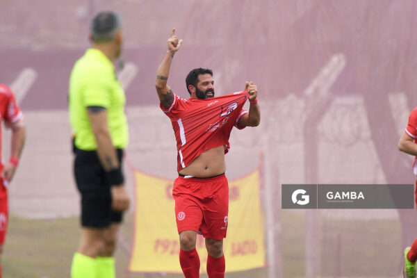 George dos Santos, de Universitario. 21ª Copa Nacional de Clubes. Estadio Casto Martínez Laguarda.