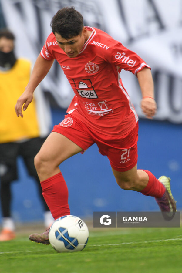Gabriel Tavarez, de Universitario. 21ª Copa Nacional de Clubes. Estadio Casto Martínez Laguarda.