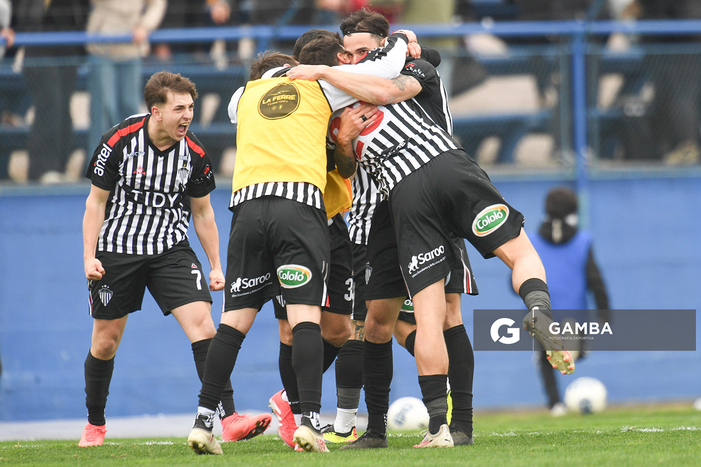 Jugadores de Río Negro tras el gol de Christian Alba. 21ª Copa Nacional de Clubes. Estadio Casto Martínez Laguarda.