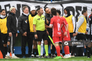 Henry Souza, primer árbitro asistente. 21ª Copa Nacional de Clubes. Estadio Casto Martínez Laguarda.