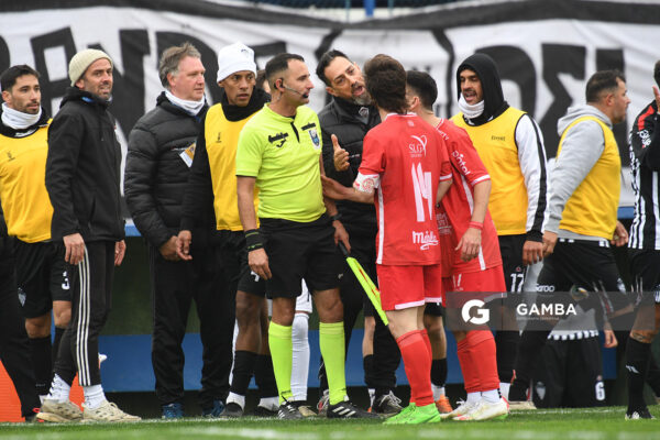 Henry Souza, primer árbitro asistente. 21ª Copa Nacional de Clubes. Estadio Casto Martínez Laguarda.