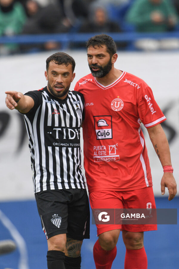 José Barreto, de Río Negro. George dos Santos, de Universitario. 21ª Copa Nacional de Clubes. Estadio Casto Martínez Laguarda.