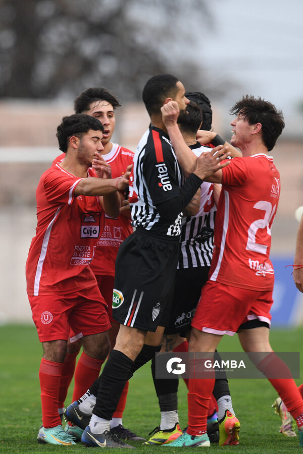 Fabricio Martínez, de Río Negro. Facundo Gómez, de Universitario. 21ª Copa Nacional de Clubes. Estadio Casto Martínez Laguarda.