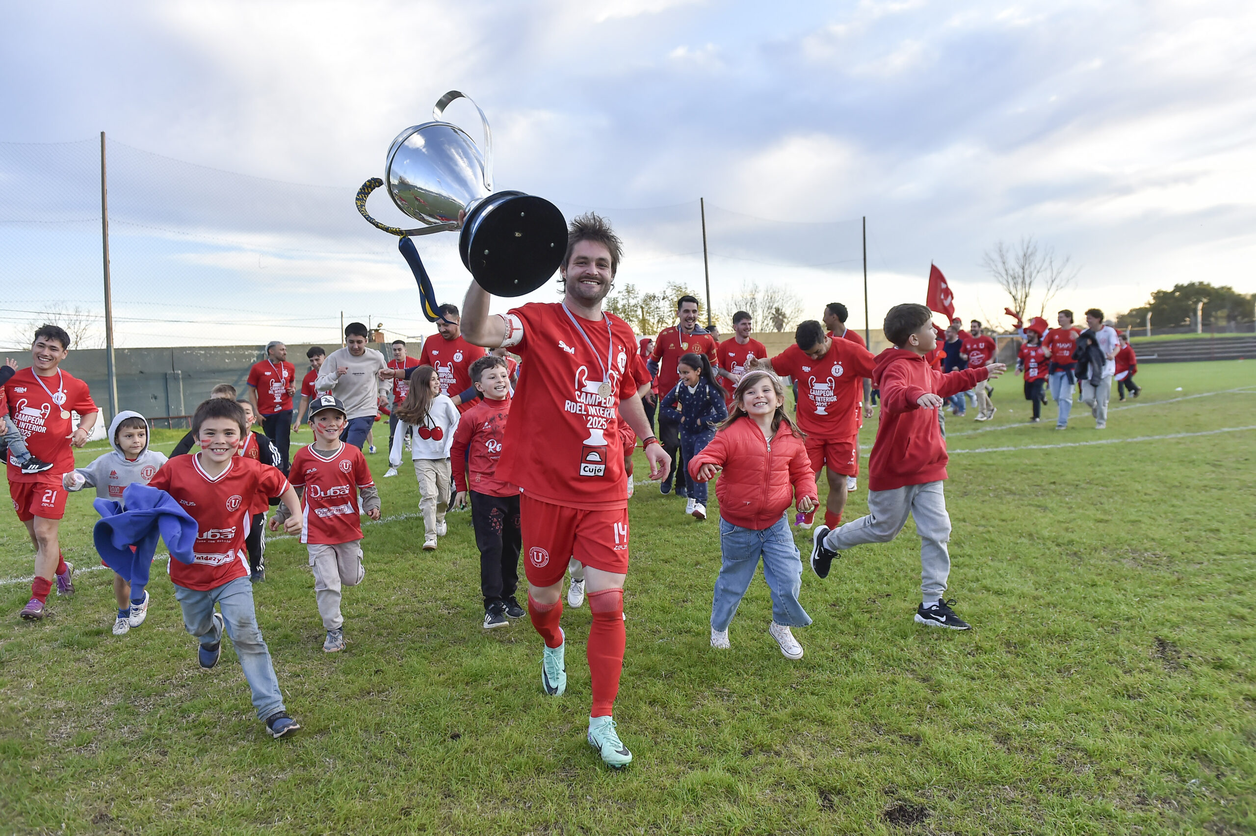 Fernando Morán-20250803FM-1481./ Bruno Fornaroli, capitán de Universitario. Universitario de Salto, Campeón de la 21ª Copa Nacional de Clubes después de ganar a Río Negro de San José la segunda final, el 3 de agosto de 2025 en el Estadio Ernesto Dickinson, en Salto. / Foto: Fernando Morán, Agencia Gamba.-
