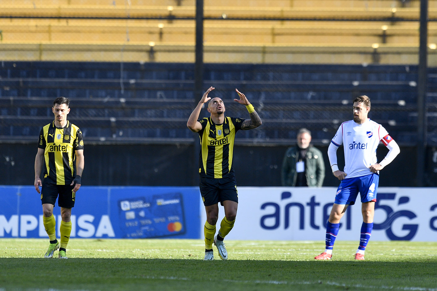 Peñarol 3 - Nacional 0. F2CL25.