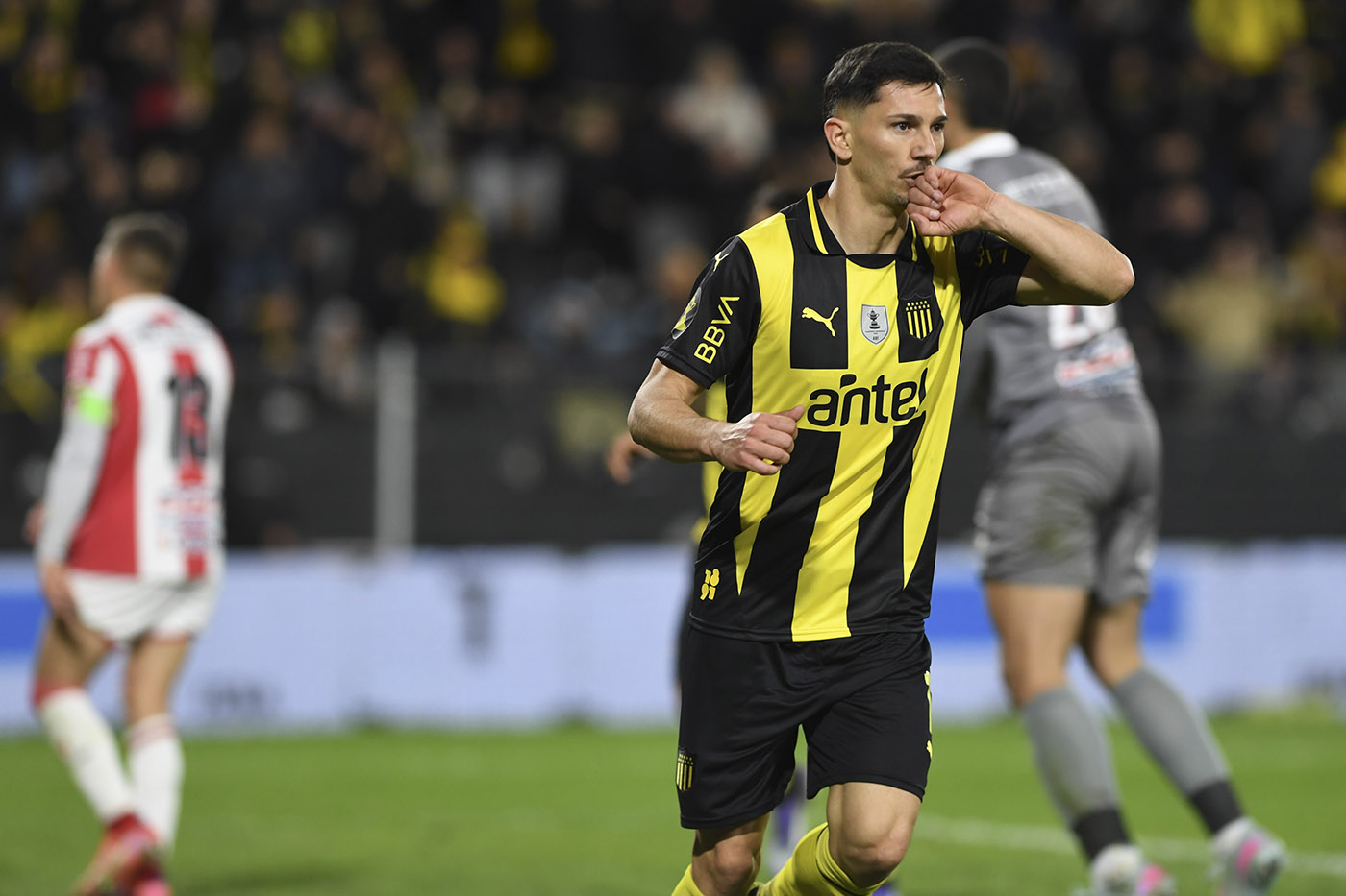 Peñarol 2 - River Plate 0. F4CL25.