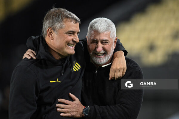 Diego Aguirre, director técnico de Peñarol. Alejandro Larrea, director técnico de Progreso. Torneo Clausura. Estadio Campeón del Siglo.