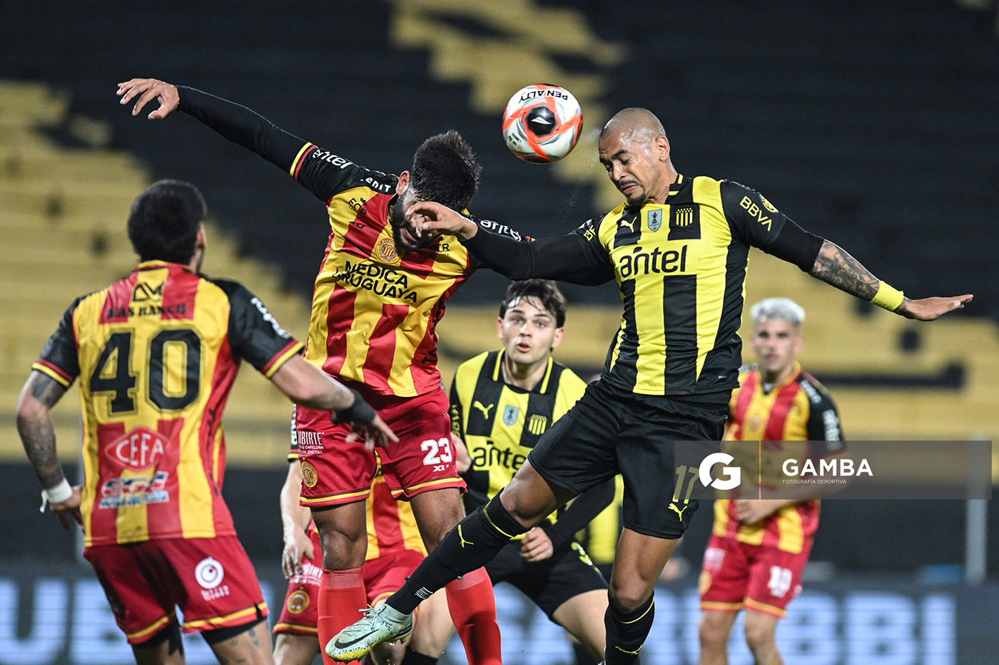 Emanuel Gularte, de Peñarol. Torneo Clausura. Estadio Campeón del Siglo.