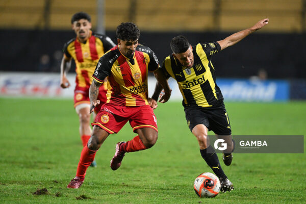 Javier Cabrera, de Peñarol. Torneo Clausura. Estadio Campeón del Siglo.