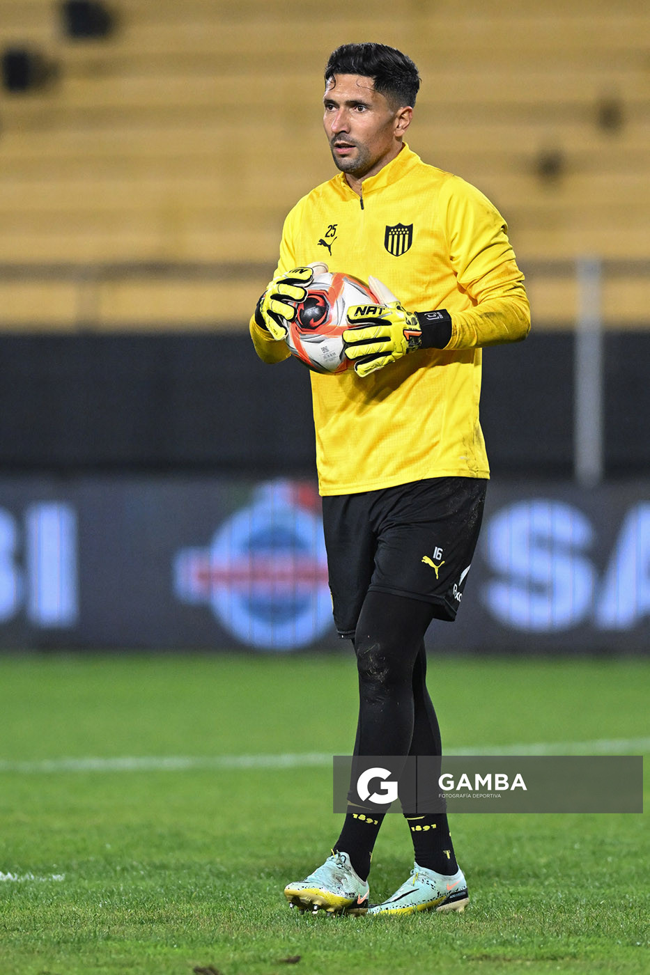 Martín Campaña, golero de Peñarol. Torneo Clausura. Estadio Campeón del Siglo.