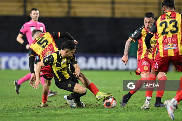 Leonardo Fernández, de Peñarol. Torneo Clausura. Estadio Campeón del Siglo.