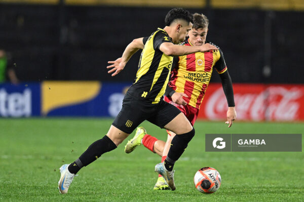 Leonardo Fernández, de Peñarol. Torneo Clausura. Estadio Campeón del Siglo.