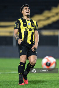 Matías Arezo, de Peñarol. Torneo Clausura. Estadio Campeón del Siglo.