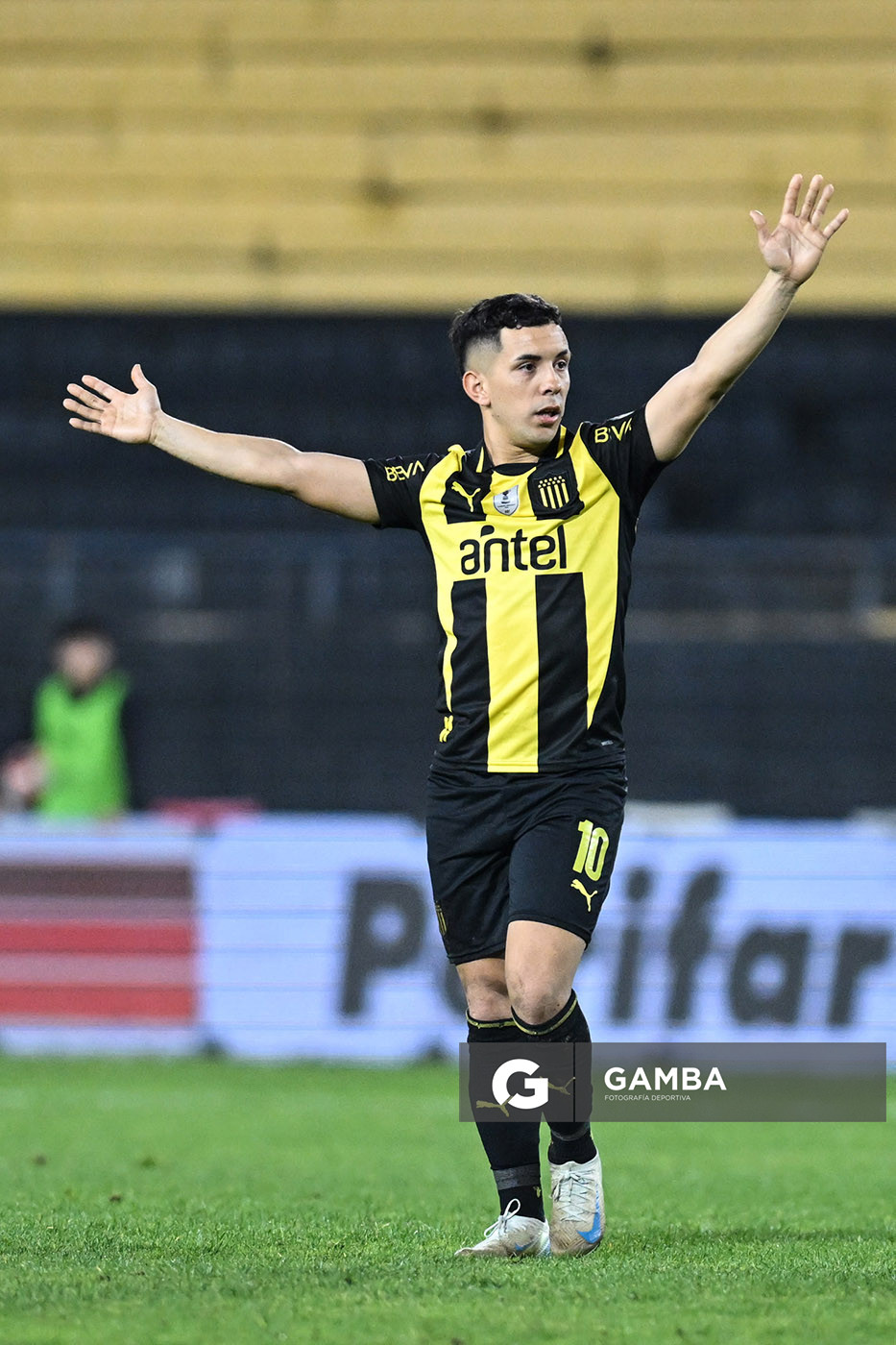 Leonardo Fernández, de Peñarol. Torneo Clausura. Estadio Campeón del Siglo.