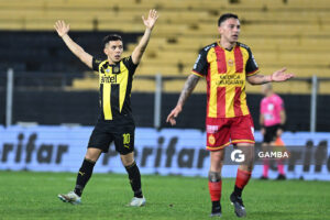 Leonardo Fernández, de Peñarol. Torneo Clausura. Estadio Campeón del Siglo.