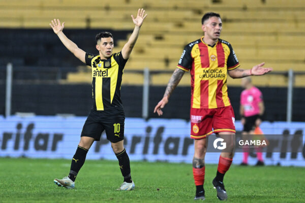 Leonardo Fernández, de Peñarol. Torneo Clausura. Estadio Campeón del Siglo.