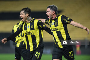 Lucas Hernández, de Peñarol. Torneo Clausura. Estadio Campeón del Siglo.