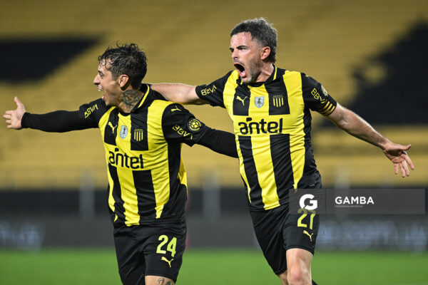 Lucas Hernández, de Peñarol. Torneo Clausura. Estadio Campeón del Siglo.
