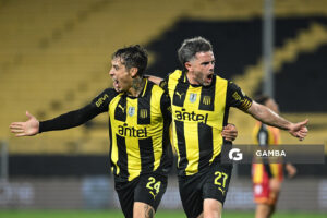 Lucas Hernández, de Peñarol. Torneo Clausura. Estadio Campeón del Siglo.