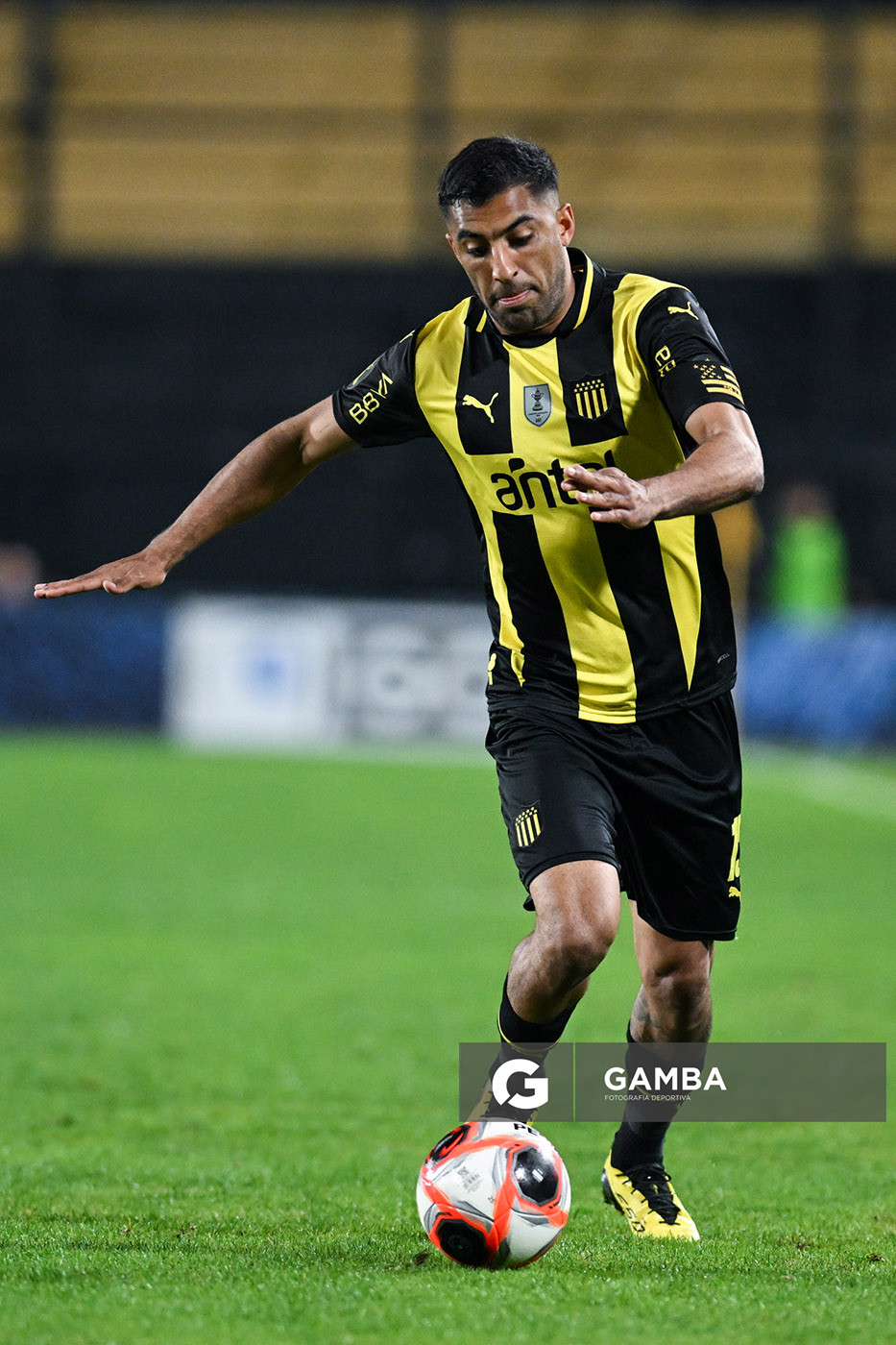 Maximiliano Olivera, de Peñarol. Torneo Clausura. Estadio Campeón del Siglo.