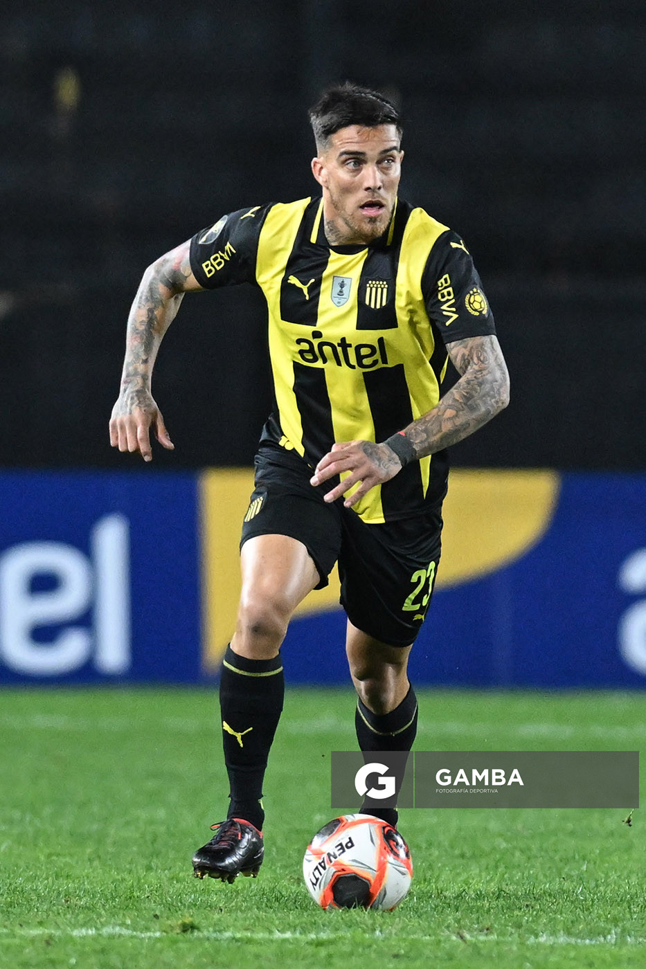 Javier Méndez, de Peñarol. Torneo Clausura. Estadio Campeón del Siglo.