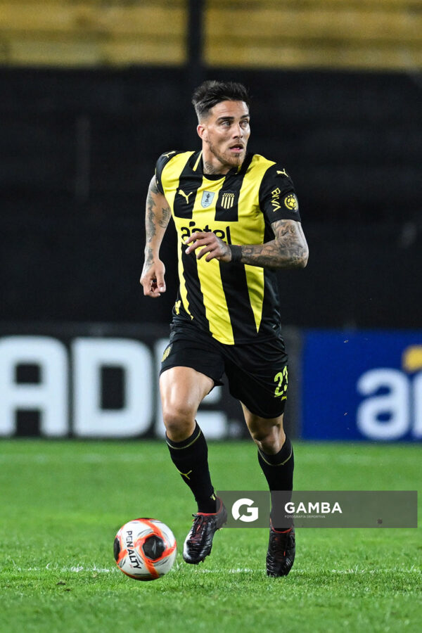 Javier Méndez, de Peñarol. Torneo Clausura. Estadio Campeón del Siglo.