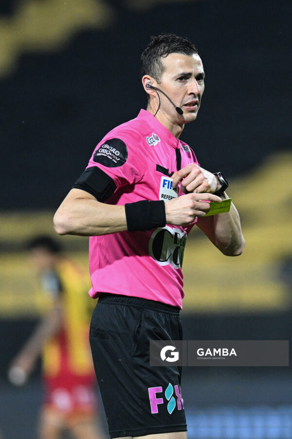 Andrés Matonte, árbitro central. Torneo Clausura. Estadio Campeón del Siglo.